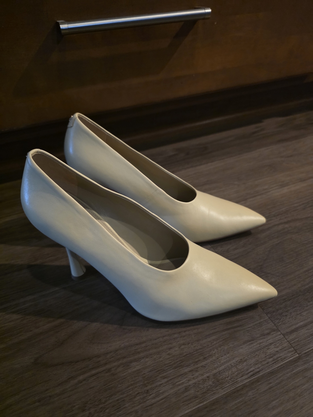 Sam Edelman Hilton Classic Pointed-Toe Women’s Pumps in Cream